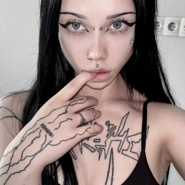 alt_angel_roxie